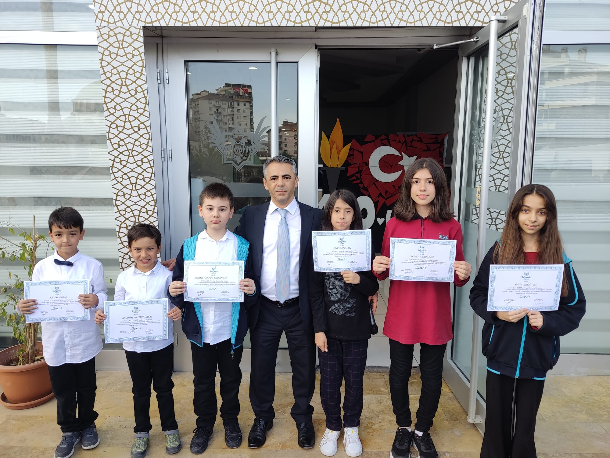Dereceye giren öğrencilerimize başarı belgeleri takdim edildi.